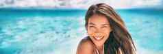 美丽的亚洲女人微笑放松夏天海滩日光浴横幅全景
