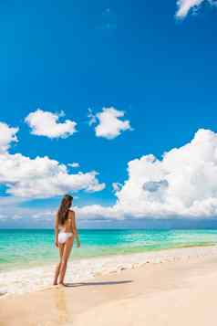 海滩假期旅行奢侈品泳衣女人放松夏天假期复制空间海洋白色沙子蓝色的天空天堂景观背景