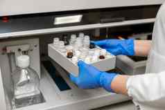 实验室技术员测试血自动血样本分析仪