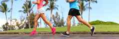 跑步者腿短跑在户外横幅运动型人赛车运行公园特写镜头运行鞋子健康的生活方式体育运动概念全景作物