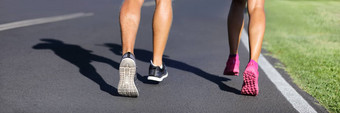 健身<strong>跑步</strong>者运行路重量损失<strong>横幅</strong>夫妇年轻的人慢跑作物腿运行鞋子