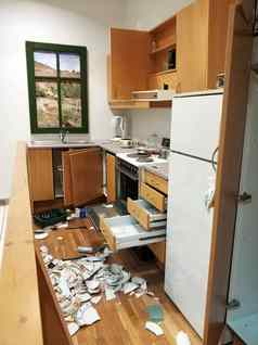 混乱厨房破碎的菜开放橱柜