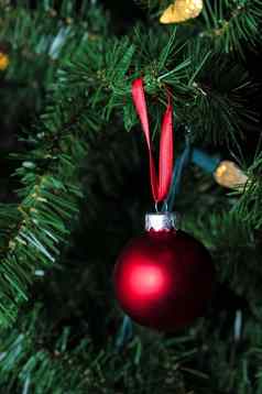 不光滑的红色的圣诞节点缀挂树