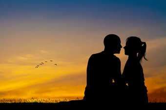 夫妇接吻日落