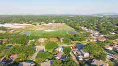 空中视图住宅社区学校区足球场达拉斯德州美国