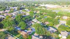 空中视图住宅社区学校区足球场达拉斯德州美国
