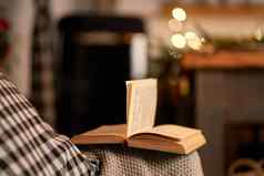 最喜欢的舒适的沙发网纹垫子阅读书温暖的舒适的房间隐私安静的阅读书