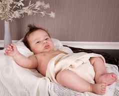甜蜜的婴儿婴儿蹒跚学步的毯子篮子