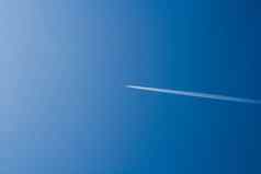 飞行乘客飞机蓝色的天空白色小道