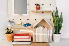 首页装饰舒适的墙货架上书玩具车房子装饰概念植物木架子上快乐标志