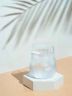 现代生活冷水玻璃