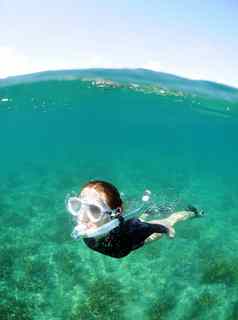 年轻的女人浮潜水下