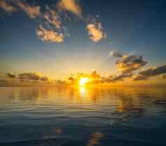美丽的日落反映了平静和平海洋概念和平