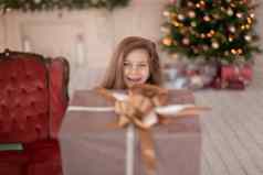 女孩打开圣诞节现在圣诞老人圣诞节演讲快乐童年