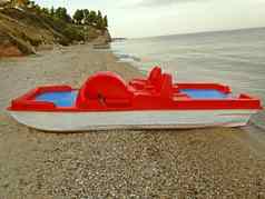 红色的船希腊海滨