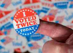 手指投票贴纸前面选举投票徽章说明选民欺诈