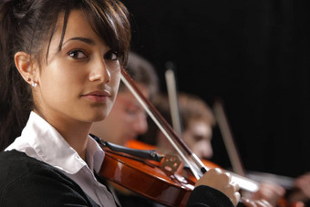<strong>经典音乐</strong>音乐会肖像年轻的女人小提琴家