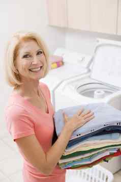 女人携带折叠洗衣