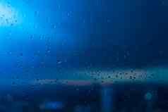 雨滴窗口俯瞰晚上城市晚上雨