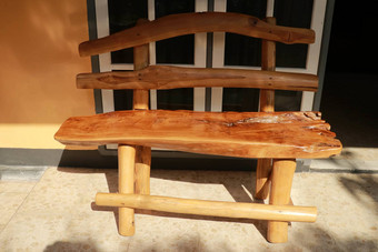 板凳上木粗糙的木板日志乡村板凳上生态材料关闭古董木板凳上前面白色玻璃通过