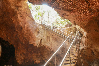 不锈钢钢楼梯洞穴不锈钢钢楼梯果阿bangkang普拉布洞穴蝙蝠洞穴龙目岛岛印尼底视图蓝色的天空