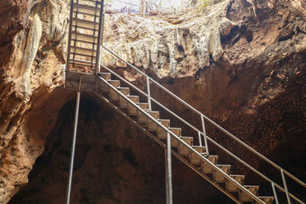 不锈钢钢楼梯洞穴不锈钢钢楼梯果阿bangkang普拉布洞穴蝙蝠洞穴龙目岛岛印尼底视图蓝色的天空