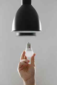 改变灯泡领导灯泡地板上灯黑色的颜色光灰色的背景