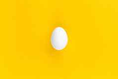 白色鸡蛋为中心的黄色的背景健康的有机食物饮食概念复活节主题