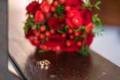时尚的婚礼花束红色的玫瑰婚礼环婚礼细节