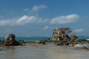 田园海滩龙目岛印尼曼达利卡海滩多石的岩石形成<strong>新兴</strong>水岩石形成海滩库塔海滩完美的一天放松