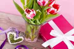 粉红色的白色郁金香现在丝带复活节生日