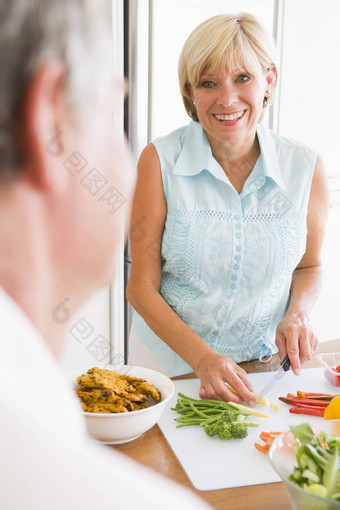 女人会说话的丈夫准备餐吃饭时间