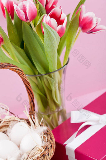 粉红色的现在色彩斑斓的郁金香节日复活节装饰