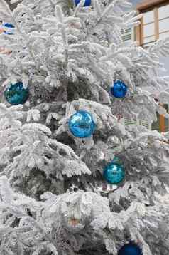 蓝色的圣诞节球挂白色圣诞节树