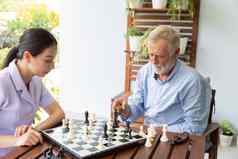 高级退休男人。玩国际象棋护士首页