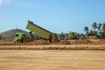 <strong>绿色</strong>转储卡车转储负载粘土<strong>建设</strong>网站路<strong>建设</strong>摩托曼达利卡赛车电路<strong>建设</strong>龙目岛印尼卡车运输行业运费货物运输