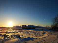 自然冬天景观房子中间雪场冰岛