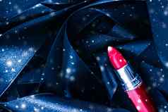 红色的口红蓝色的丝绸闪亮的闪闪发光的背景奢侈品化妆美化妆品