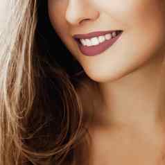 快乐的健康的女微笑完美的自然白色牙齿美脸特写镜头微笑年轻的女人明亮的口红化妆清洁皮肤牙科医疗保健品牌