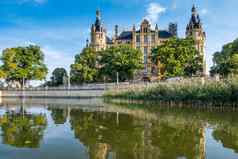 美丽的童话语言城堡Schwerin视图湖