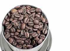 很多咖啡豆子金属咖啡磨床白色背景