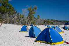 阴影帐篷白色硅沙子海滩圣灵群岛澳大利亚