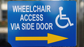 轮椅访问标志城市商店窗口