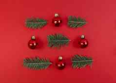 圣诞节对称作文玩具装饰物冷杉树分支机构红色的背景简单的节日平躺