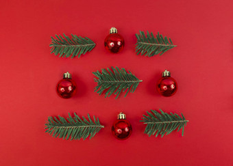 圣诞节对称作文玩具装饰物冷杉树分支机构红色的背景简单的节日平躺