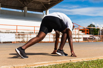 体育运动<strong>跑步者</strong>黑色的男人。活跃的准备好了开始运行培训