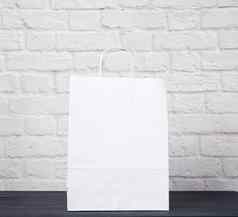 白色纸袋处理白色砖墙背景env