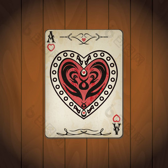 <strong>王牌</strong>心扑克卡片涂漆的木背景