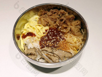 石锅拌饭朝鲜文餐由猪肉肉蛋大米穆什尔