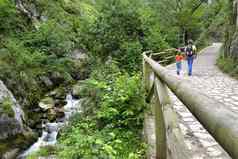 徒步旅行througth山山谷网络自然公园西班牙